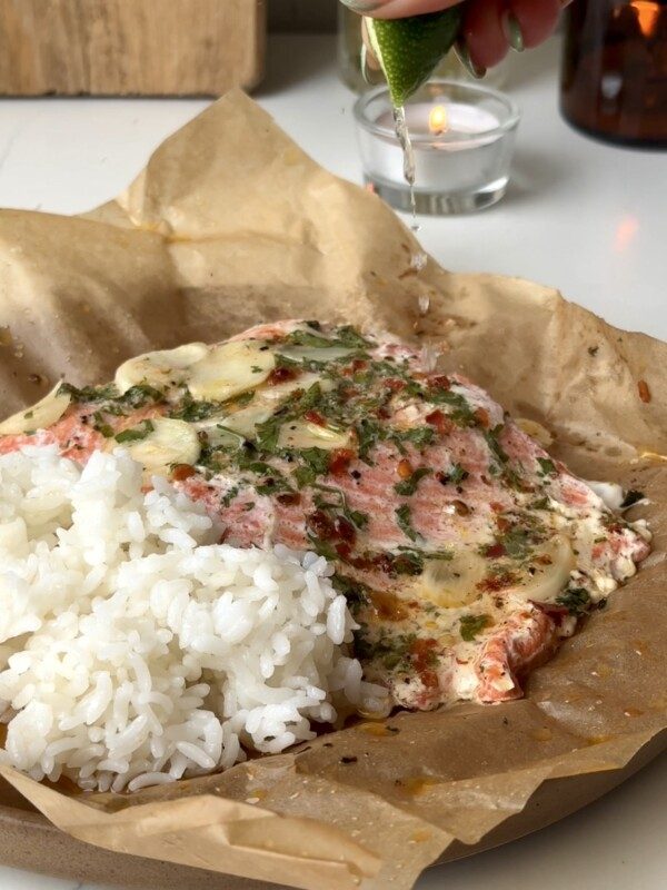 Salmon Empapelado al Mojo de Ajo